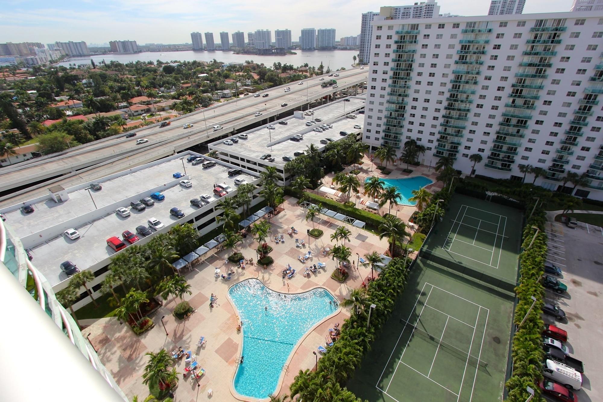 Ocean Reserve Sunny Isles Beach Exterior photo